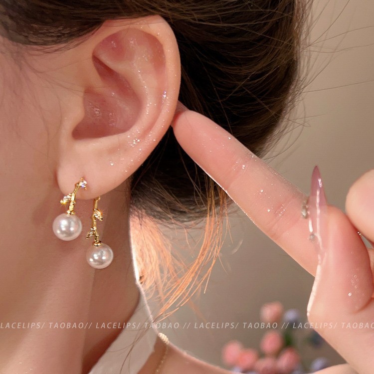 Golden zircon cross-leaf pearl stud earrings, a unique two-pair earring design for women, with a niche and elegant style. Silver needle earrings Specification drawing