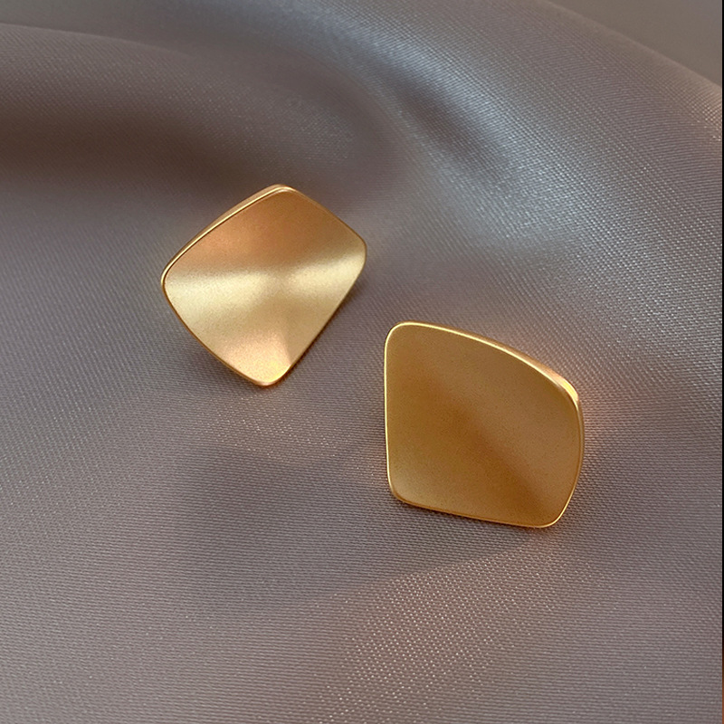 Retro and cold style European and American smooth geometric earrings, niche Hong Kong-style versatile golden square earrings Specification drawing