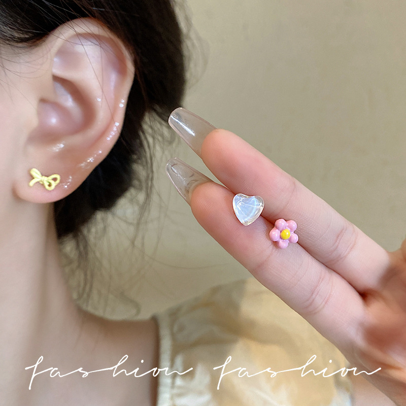 Exquisite heart-shaped bow stud earrings, cute girl's colorful earrings, niche design sense, versatile set of earrings, silver needles Application Scenario