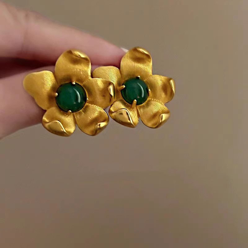 Super fairy-like French rose earrings for women, with a light luxury and high-end feel. Unique flower stud earrings, niche design, versatile and personalized earrings Application Scenario