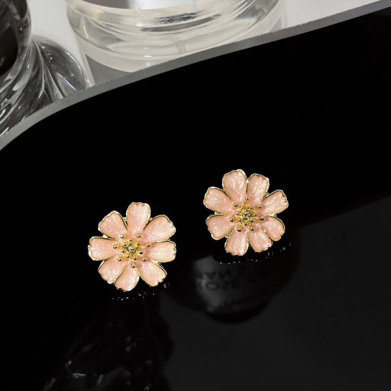 New flower-shaped stud earrings for women, French fashion, small chrysanthemum earrings. Niche design, high-end and elegant earrings details Picture