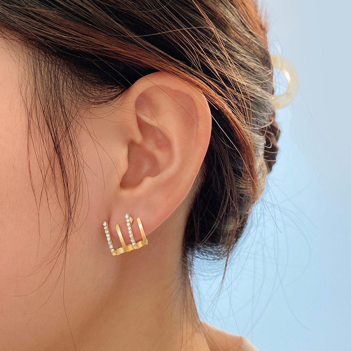 Cross-border best-selling earrings from Europe and America, niche design earrings with a sense of high-end, wholesale creative and simple four-prong stud earrings with diamond dots details Picture