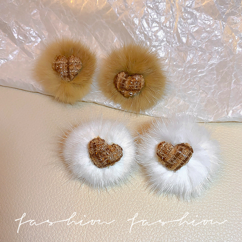 Silver needle retro autumn and winter atmosphere, plush heart-shaped earrings, women's light luxury and high-end feel, exquisite stud earrings, high-end feel earrings Specification drawing