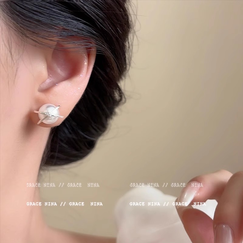Sweet and gentle, Planet pearl stud earrings for women, unique and high-end, simple and elegant, fashionable earrings details Picture