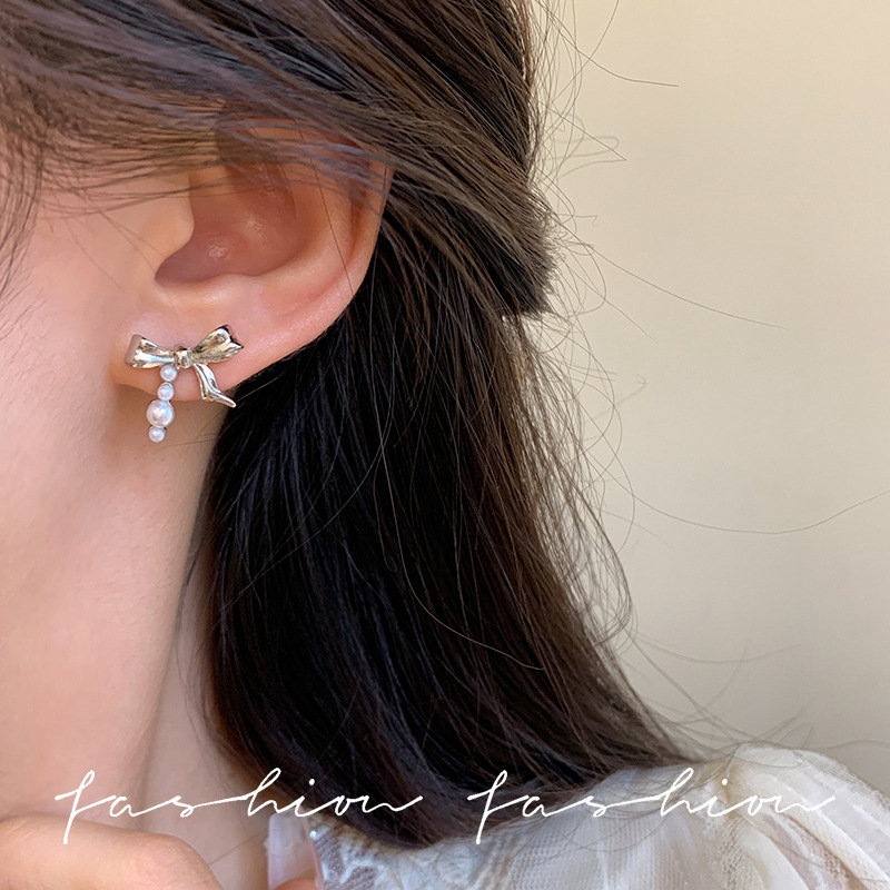 Sweet and cool pearl bow earrings, fresh, simple and exquisite stud earrings, light luxury and niche design, versatile earrings for commuting Application Scenario