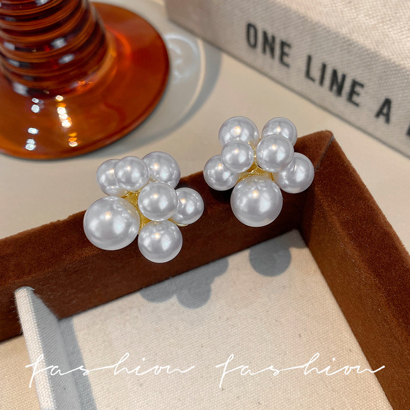 Korean elegant and exaggerated pearl stud earrings, French and Hong Kong-style classic earrings, versatile flower earrings Specification drawing