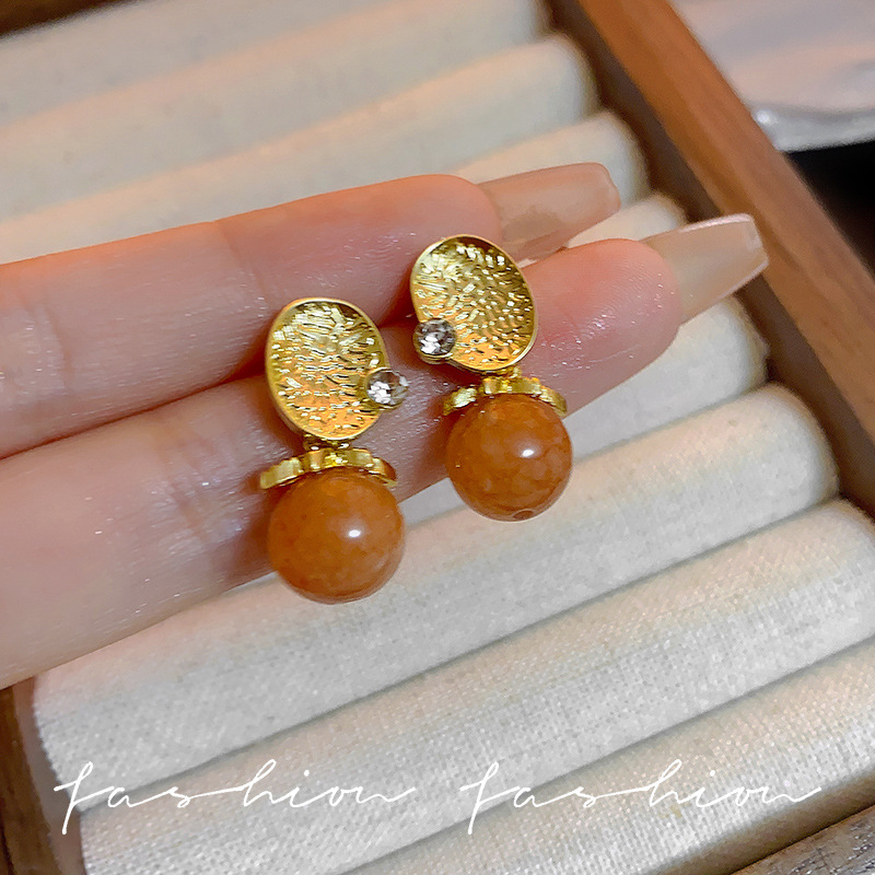 Unique and irregular-shaped metal stud earrings, new 2024 trendy and niche design sense, high-end light luxury and fashionable earrings for women full figure