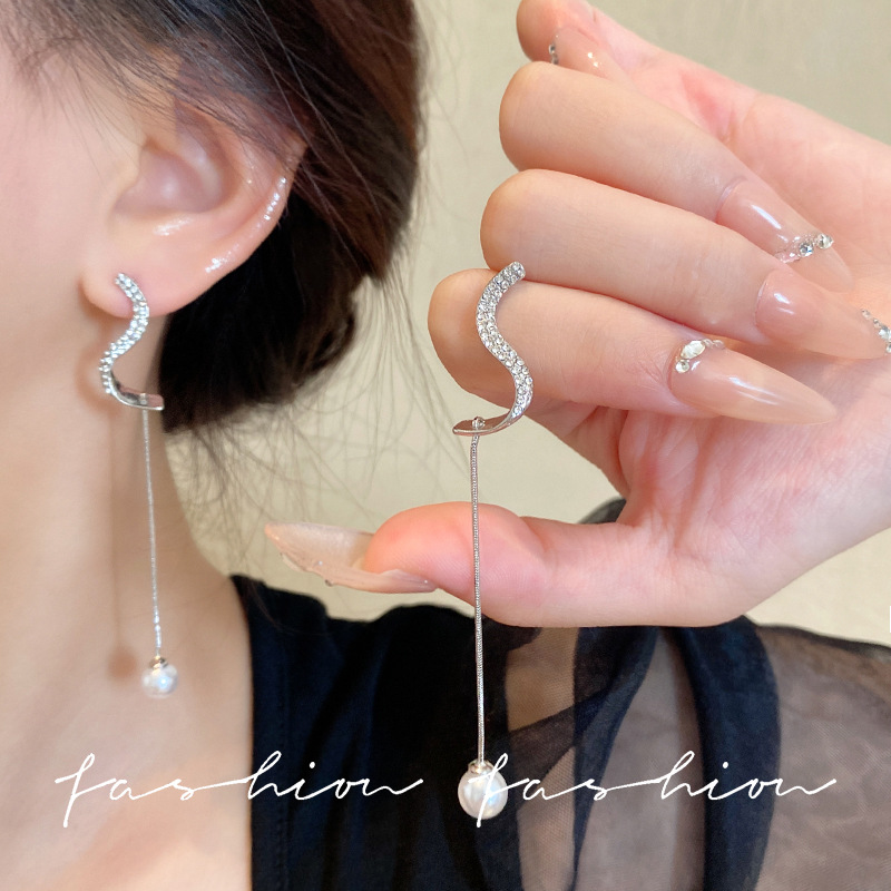 Korean diamond-encrusted arc-shaped pearl stud earrings, silver needles, cold style earrings, trendy and elegant ladylike earrings, niche earrings details Picture