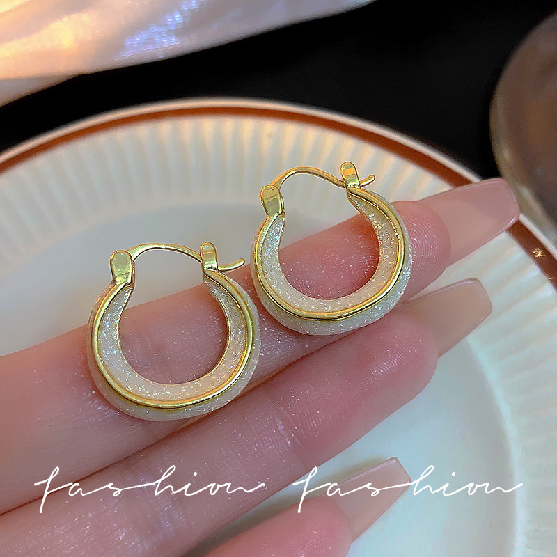 Enamel plain ring glazed silver needle earrings exude a sense of feminine sophistication and a light luxury style. The ear rings and ear buckles are elegant and simple for commuting full figure