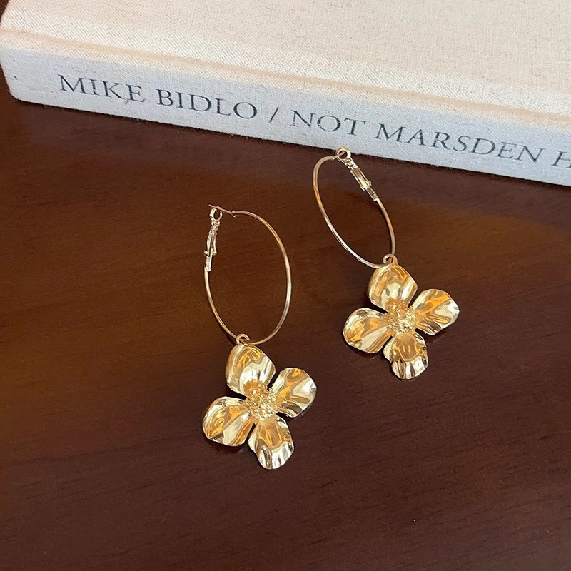 Large circular flower tassel earrings for women, light luxury, niche and high-end feel, exaggerated and elegant, fashionable and unique earrings Application Scenario