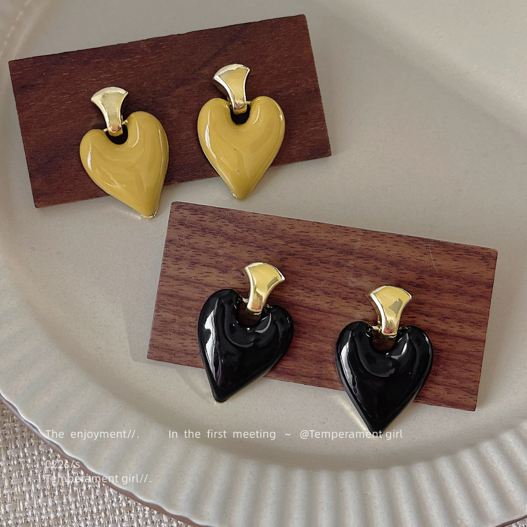 S925 Silver Needle Heart-shaped oil-dropping Glaze Stud earrings with a heart shape, exuding a feminine and high-end sophistication, are niche stud earrings and accessories full figure