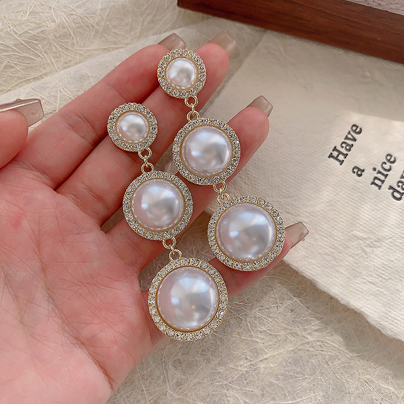 Exaggerated and grand pearl earrings for women, a new style in 2025, with a trendy and high-end feel. French and retro Hong Kong-style earrings are popular details Picture