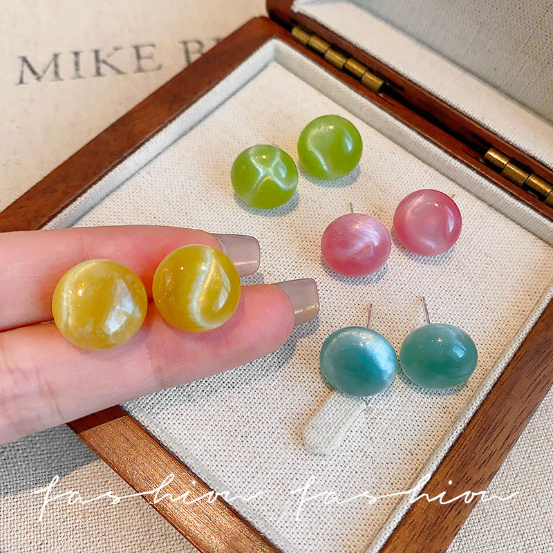 Dopamine round stud earrings are a niche design for women. Summer clear and versatile earrings. Sweet and cute, versatile and simple earrings full figure