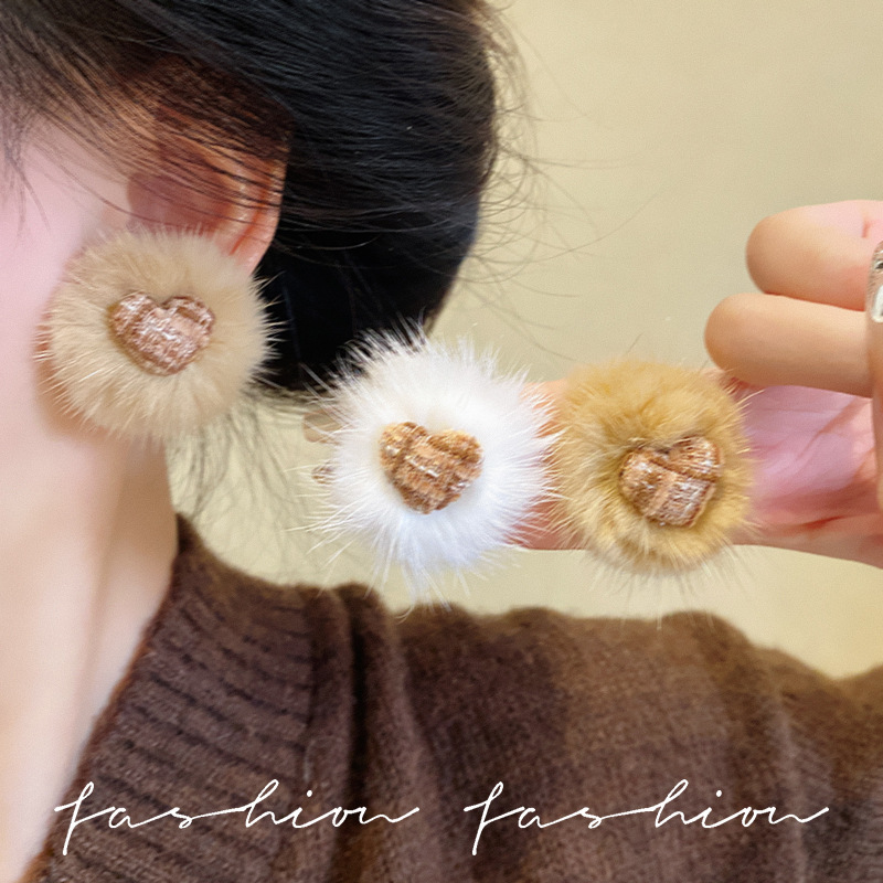 Silver needle retro autumn and winter atmosphere, plush heart-shaped earrings, women's light luxury and high-end feel, exquisite stud earrings, high-end feel earrings Application Scenario