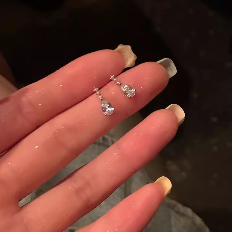 Simple teardrop stud earrings, light luxury and niche design, high-end earrings, new 2024 bestsellers, small and exquisite earrings for women full figure