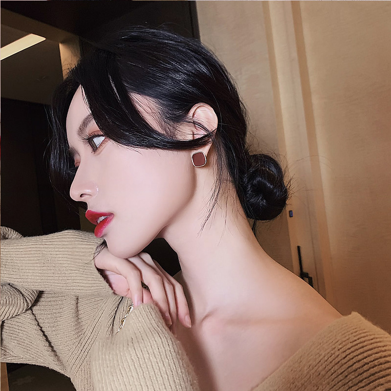 The new Korean version geometric wine red oil drip 925 silver needle stud earrings are a trend of simple and elegant earrings for women Specification drawing