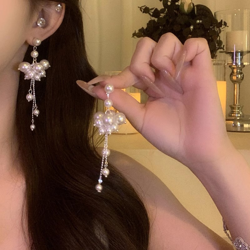 Korean drama princess ~ Retro French vacation style sweet pearl earrings, delicate, gentle and slimming, super fairy-like tassel earrings full figure