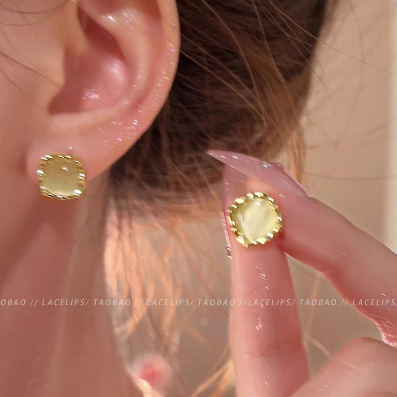Korean-style cat's eye stone set stud earrings are versatile for women, elegant, simple and fashionable. These earrings exude a sense of light luxury and high-end sophistication Application Scenario