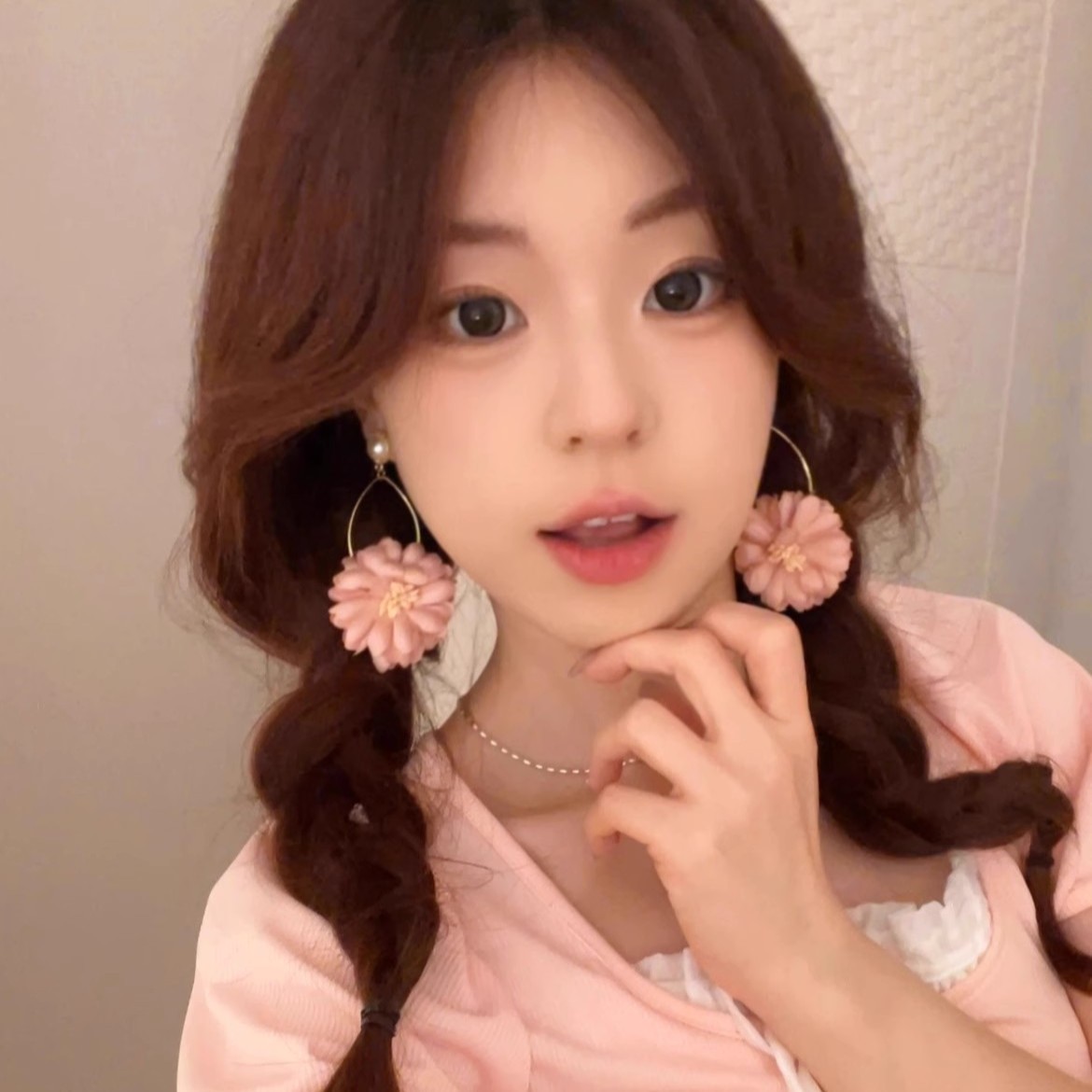 Sweet pink flower pearl earrings, gentle and elegant in early spring and summer, high-end earrings, exaggerated vacation style earrings Specification drawing