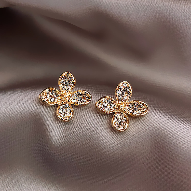 Four-leaf petal stud earrings, simple and cold style, small earrings for women, 925 silver needle earrings, popular and stylish commuting earrings full figure
