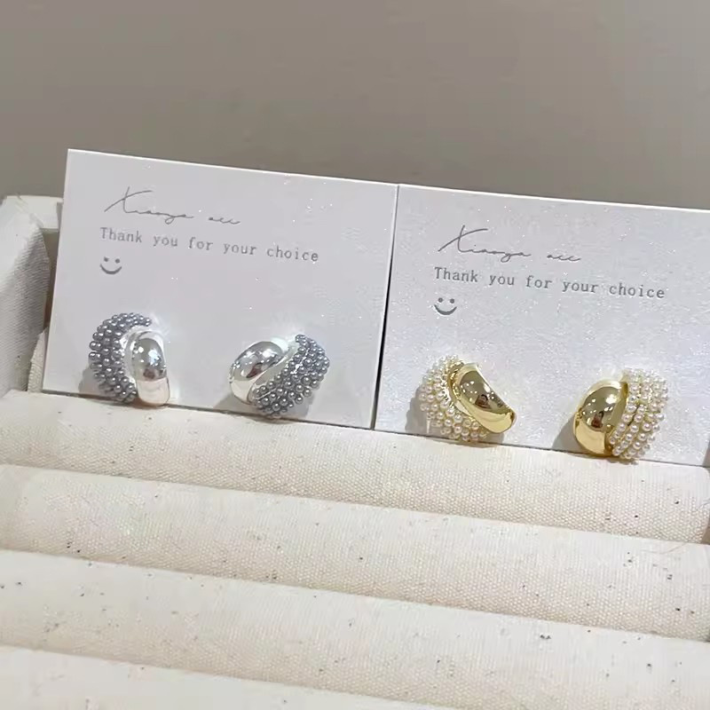 Light luxury and high-end pearl metal arc earrings, a new 2024 bestseller with a niche design sense and fashionable stud earrings Application Scenario