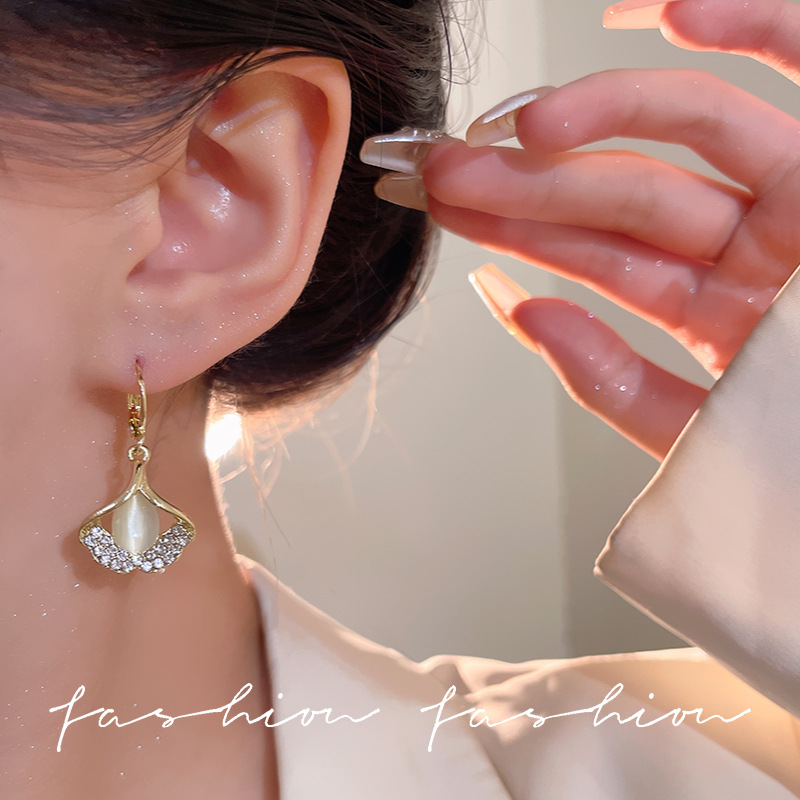 Cat's eye stone ginkgo leaf earrings, high-end and light luxury style earrings, women's niche design, autumn and winter ear buckles and earrings, trendy Specification drawing