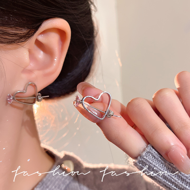 The earrings are a niche design with a high-end feel. The new 2025 trendy heart-shaped stud earrings are made of zircon and feature silver needles that Pierce the heart. They are for women full figure