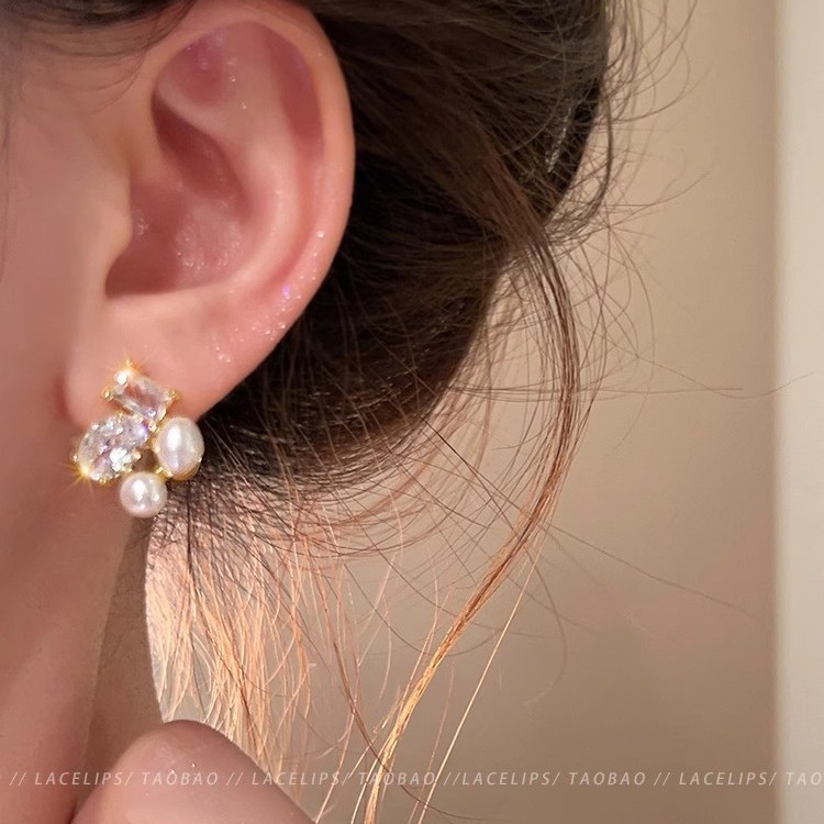 Xiaoxiang square pearl stud earrings, women's micro-inlaid zircon, high-end and versatile, elegant, niche and light luxury earrings Application Scenario