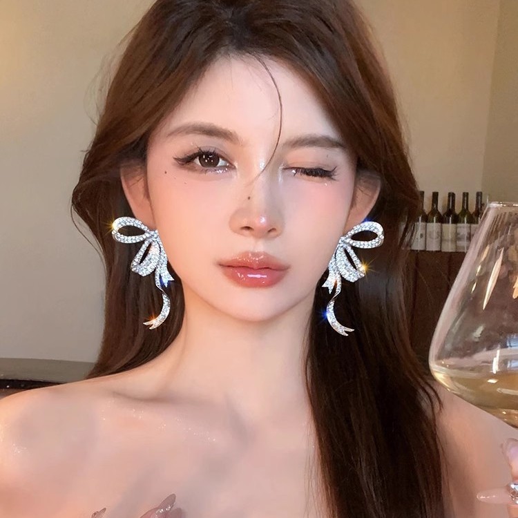 Full-diamond ribbon bow stud earrings in a cold and aloof style for women, light luxury and niche design, high-end and trendy earrings full figure