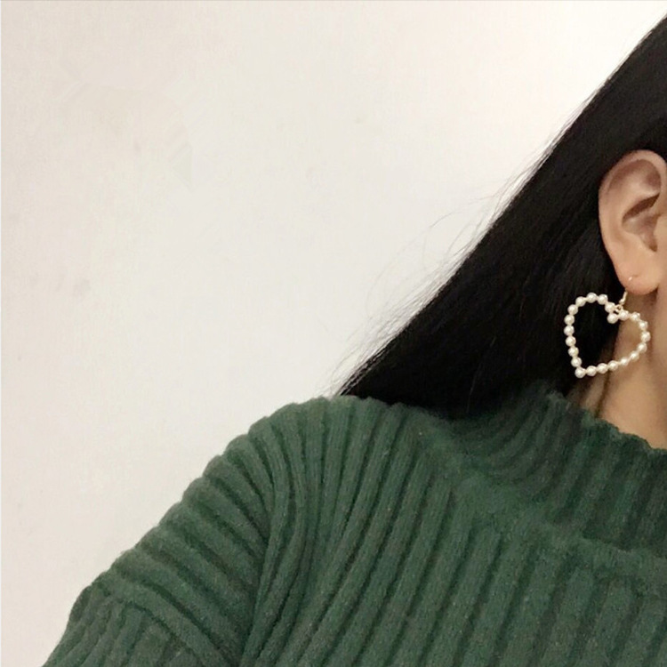 Heart-shaped pearl elegant earrings for women, simple and individual, versatile stud earrings, Dongdaemun looks petite and fresh earrings Application Scenario