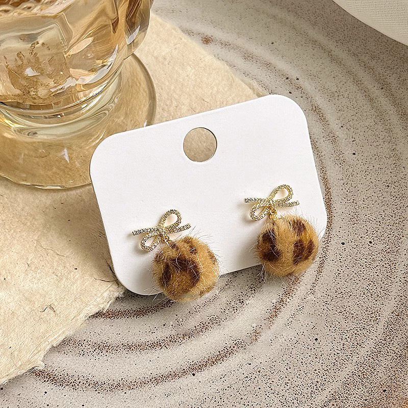 Silver needle bow, leopard print fur ball ear studs, unique and unique feminine earrings, high-end Yiwu accessories for autumn and winter details Picture