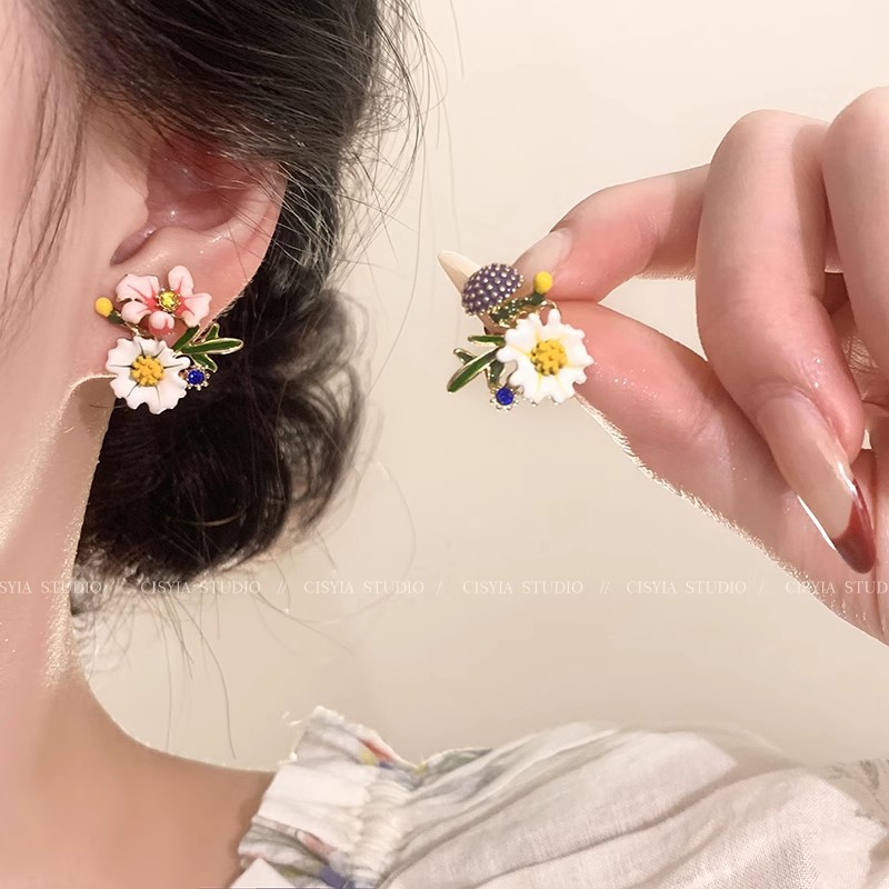 Enamel flower stud earrings for girls in spring, a sweet girl with a forest-like temperament, high-end earrings, stylish and cute, asymmetrical earrings full figure