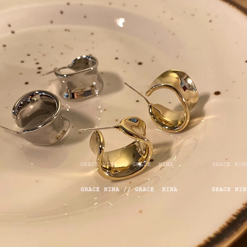 Commuting C-shaped wide face stud earrings for women, a niche design with a high-end feel, autumn and winter earrings, a new trendy metal ear accessory from 2025 Application Scenario