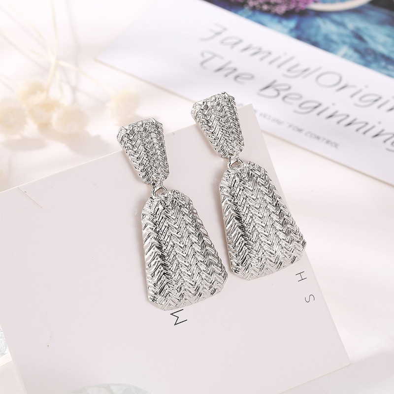 Cross-border new products, personalized geometric exaggerated stud earrings, fashionable wavy trapezoidal earrings, punk style popular accessories wholesale Specification drawing