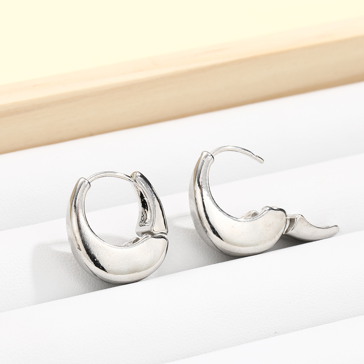 Cross-border creative cold style oval plain ring earrings, women's light luxury high-end earrings, simple and fashionable elegant ear rings Application Scenario