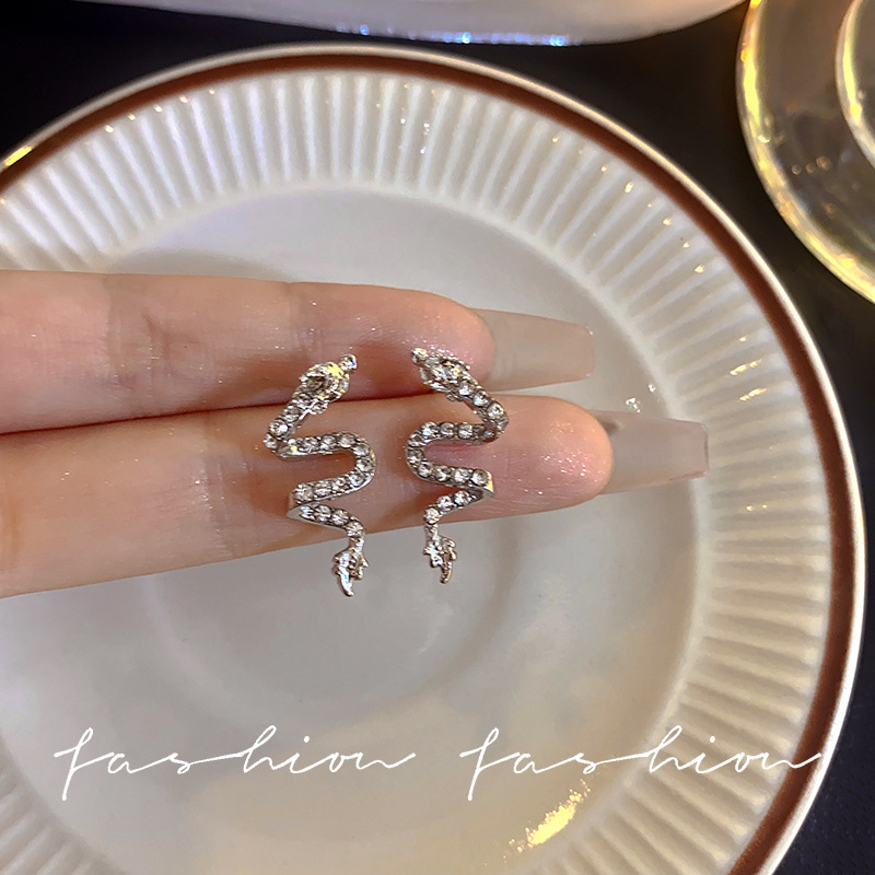 This is a unique and niche new Chinese-style earring for women with dragon-shaped earrings in their zodiac year. It is a light luxury and exquisite earpiece with a sense of sophistication details Picture