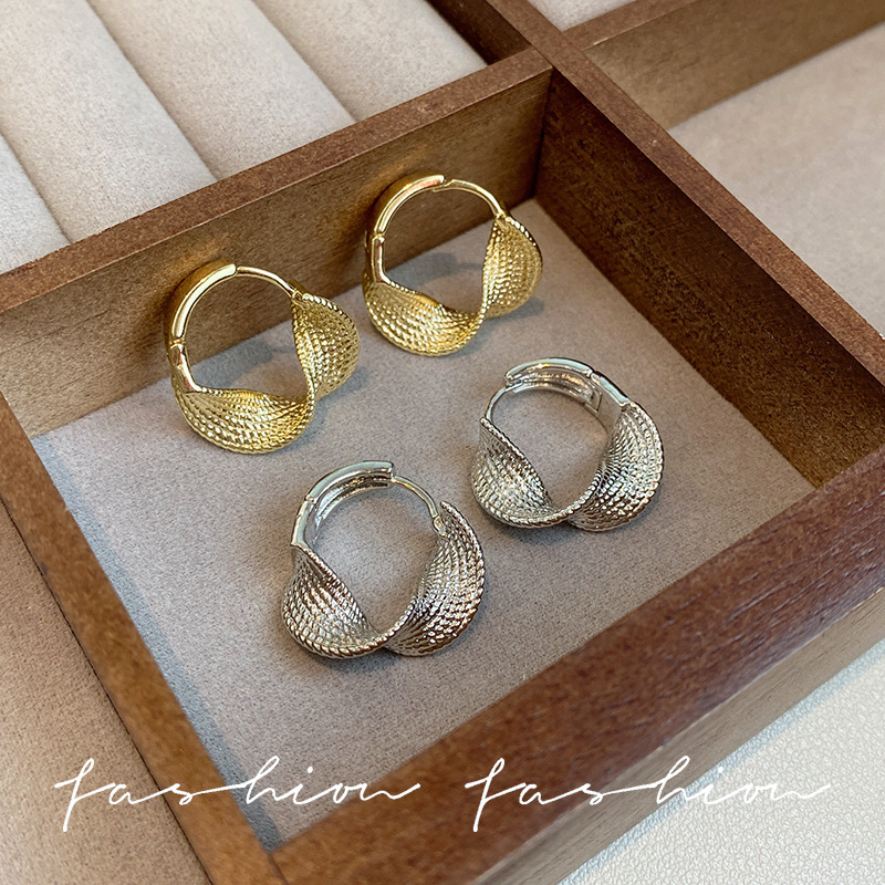 Simple and niche geometric circle twist texture earrings, metal texture ear buckles, versatile and retro earrings for women on Instagram Specification drawing