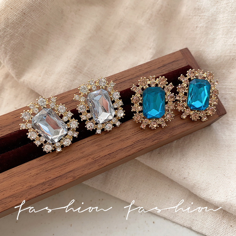 Sparkling diamond high-end and elegant earrings, niche retro and individual design, stud earrings, fashionable and unique for women, European and American style earrings Specification drawing