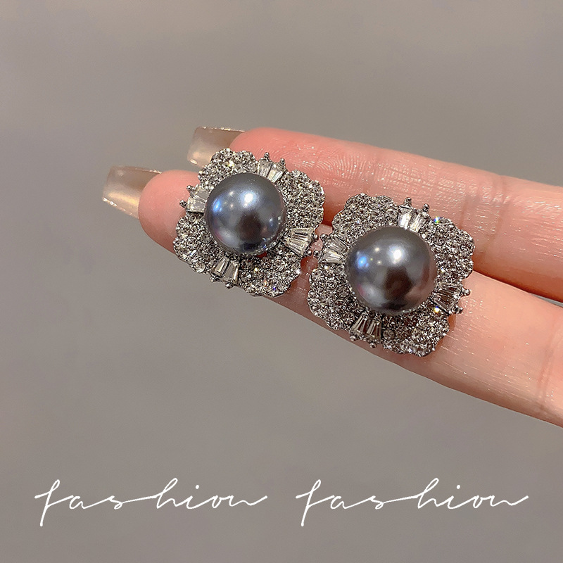 The grey pearl stud earrings exude an exquisite and high-end feel, with a light luxury and unique niche style. They are fashionable and versatile for women, as well as elegant pearl earrings full figure