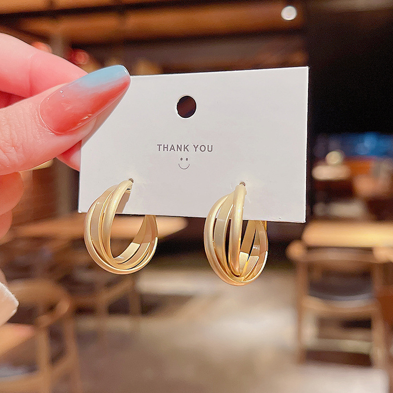 ins High-end retro C-shaped earrings for women, 2022 new trendy stud earrings, Dongdaemun, South Korea, a stylish and popular earpiece Application Scenario