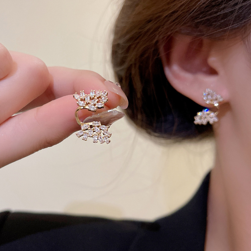 Light luxury zircon butterfly earrings, niche design, high-end feel, unique stud earrings, exquisite earrings for female Internet celebrities and socialites wholesale Application Scenario
