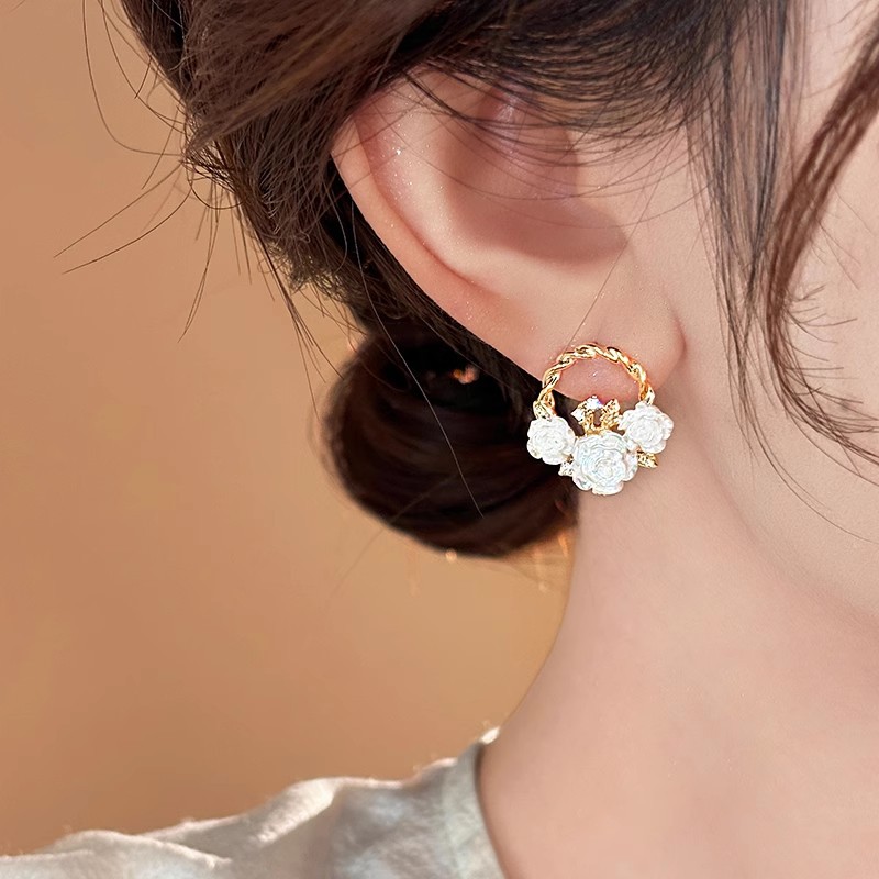 The 2025 new bestseller, unique camellia stud earrings, women's golden flower basket earrings, with a sense of design, are niche and exquisite Application Scenario