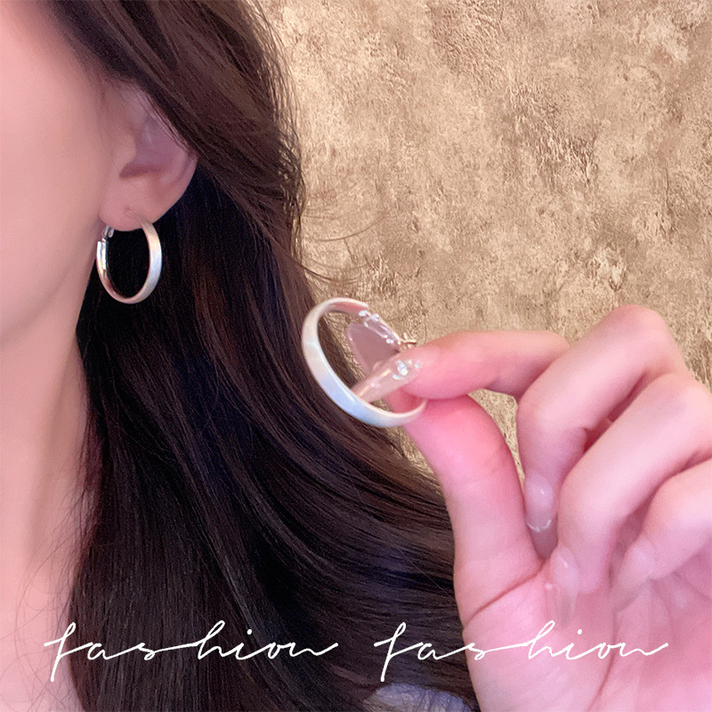 In 2025, the new and popular European and American brushed round wide-rimmed earrings exude a feminine charm with a matte finish and large ring earrings Application Scenario