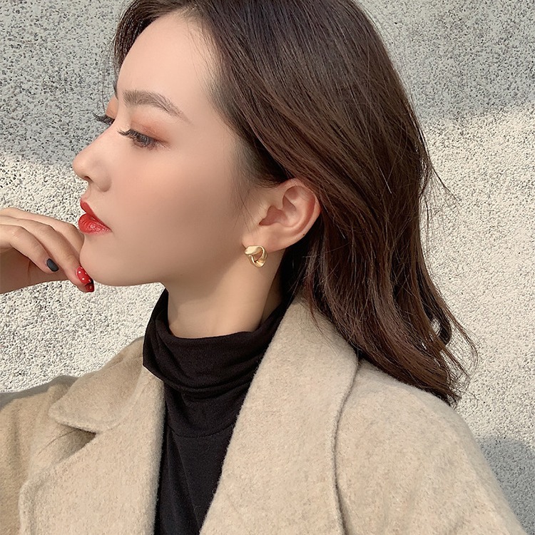 The golden ear studs from Dongdaemun, South Korea, are versatile and elegant for women. The 925 silver needle earrings are cool and stylish earrings Specification drawing