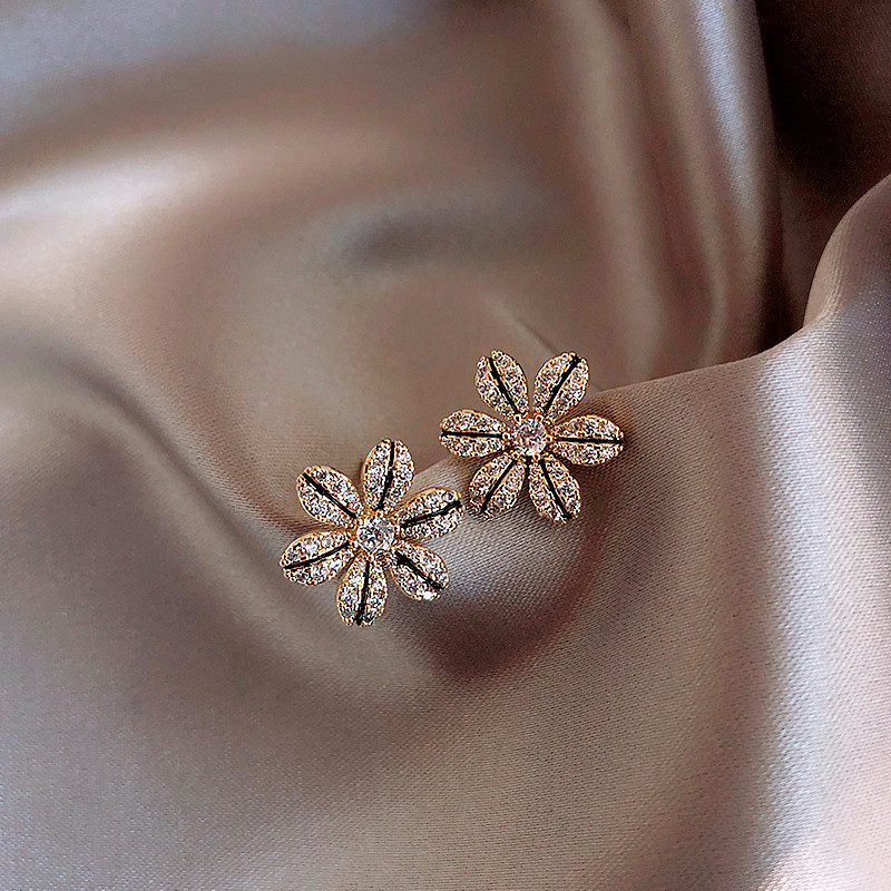 S925 Silver Needle Mini Fragrance Lily Flower Stud Earrings, a new versatile Korean women's short and stylish ins earrings full figure
