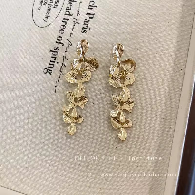 Lilac flower retro French exaggerated earrings, women's Hong Kong style, high-end, niche, light luxury, individual stud earrings, silver needle earrings details Picture