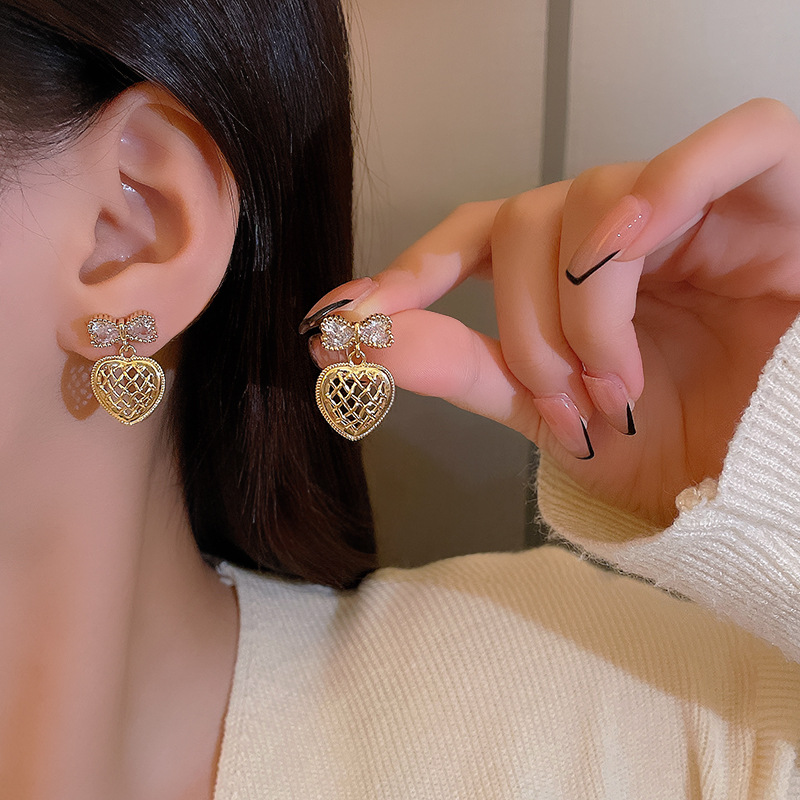 Wholesale of light luxury bow earrings with a sense of design, hollowed-out heart, elegant stud earrings and versatile earrings from Dongdaemun, South Korea Application Scenario