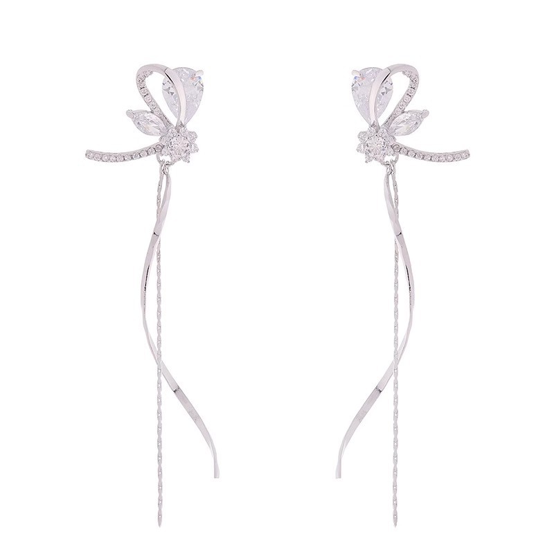Cold style butterfly tassel earrings, a niche design for women, fashionable and versatile stud earrings, a light luxury and high-end versatile ear accessory Item Picture