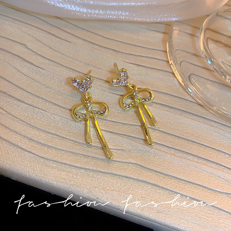 Silver needle InS-style design, heart-shaped bow stud earrings, lively, sweet, cool, light luxury, high-end and fashionable earrings for women Specification drawing