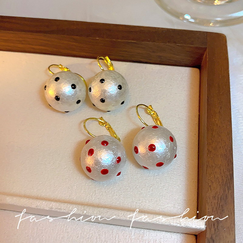 Black and red polka dot cotton ball pearl stud earrings exude a sense of high-end sophistication for women, with a light and luxurious personality. Commuter style earrings and earrings Specification drawing